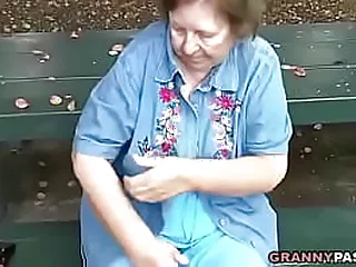 Erleben Sie die reife Faszination des üppigen Busens einer Großmutter in diesem intimen Video, das sicherlich diejenigen befriedigen wird, die gestandene Verführung wollen.