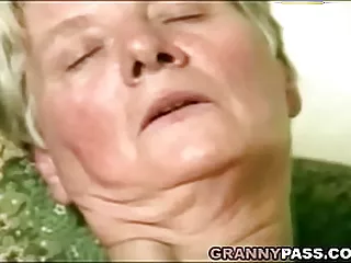 Eine ältere Großmutter genießt Hardcore-Analsex mit ihrem jüngeren Liebhaber.