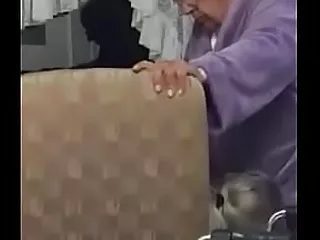 Un cerșetor în vârstă primește o surpriză de la o femeie mai tânără bine dotată.