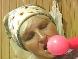 O femeie în vârstă se uită la porno și este excitată de bărbați musculoși cu penisuri mari.