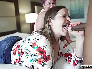 Video porno Hot Grandma menampilkan pertemuan yang menggairahkan antara wanita dewasa dan pria muda. Rasakan ketegangan erotis dan aksi yang penuh gairah.
