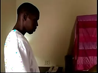 یک زن مسن مهارت های خود را در یک ویدیوی پورنو داغ و پرشور نشان می دهد.