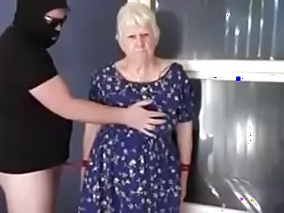 Dusná babička se oddává špinavému sexu.