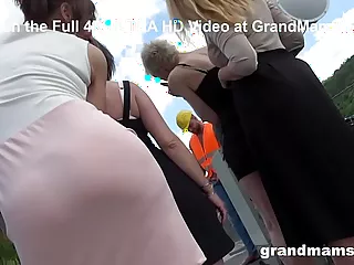 Een ontevreden oma krijgt meer dan ze had verwacht als ze probeert te multitasken terwijl ze naar porno kijkt.