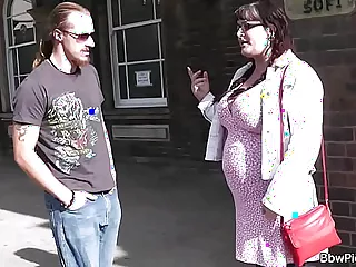 Un uomo cicciottello viene scopato da una donna matura con il suo grosso cazzo.